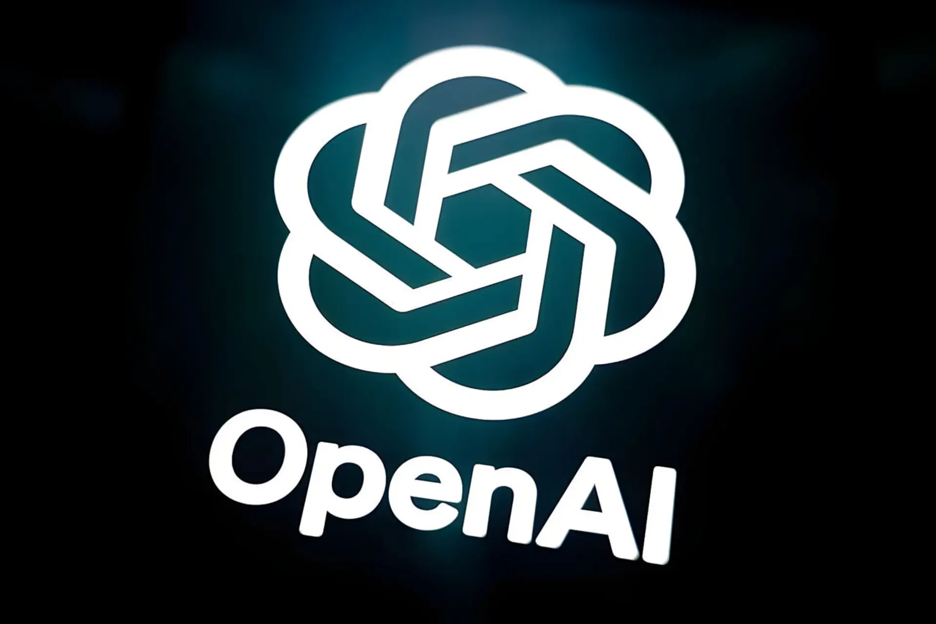 لوگوی سفید شرکت OpenAI روی پس‌زمینه‌ای تیره و دیجیتالی