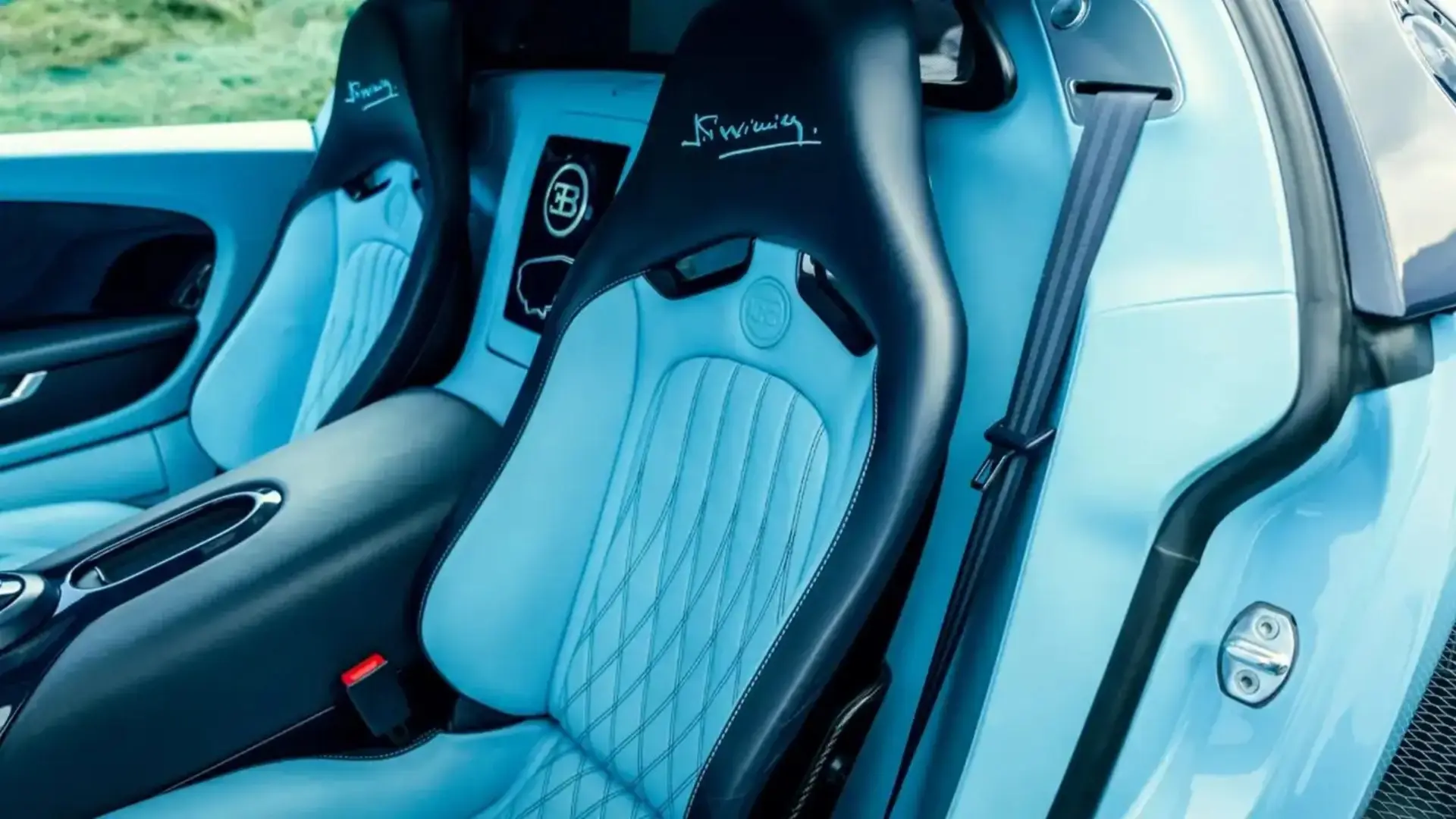 صندلی‌های چرمی آبی و مشکی خودروی بوگاتی ویرون (Bugatti Veyron) با دوخت‌های تزئینی