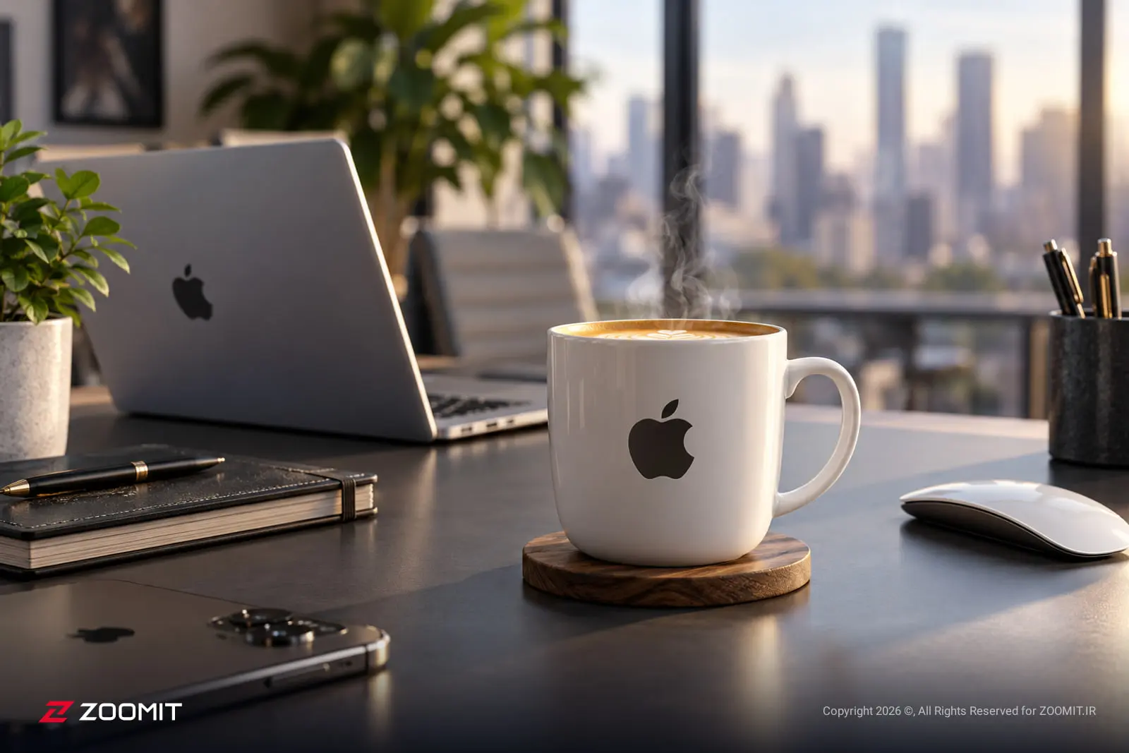فنجان قهوه سفید با لوگوی اپل (Apple) روی میز کار در کنار لپ‌تاپ