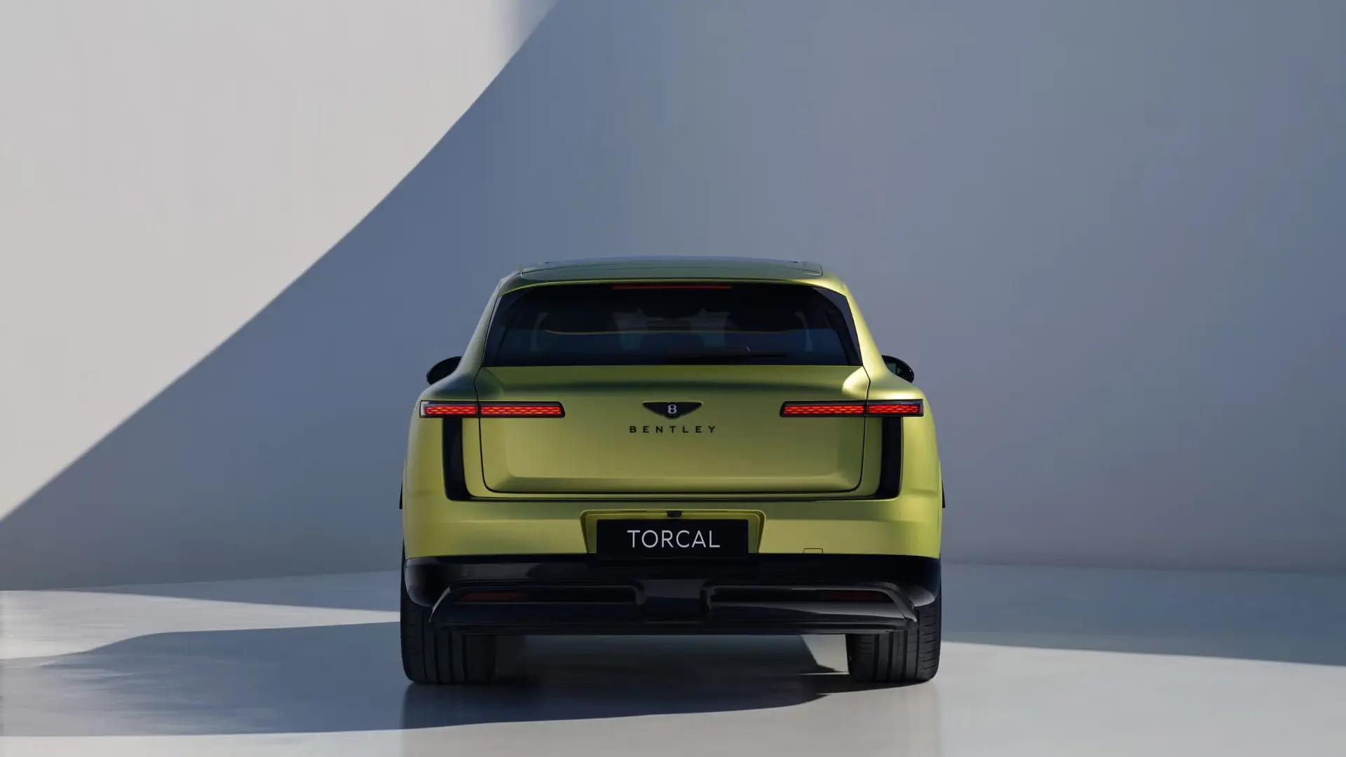 نمای عقب خودرو لوکس بنتلی تورکال (Bentley Torcal) در استودیو
