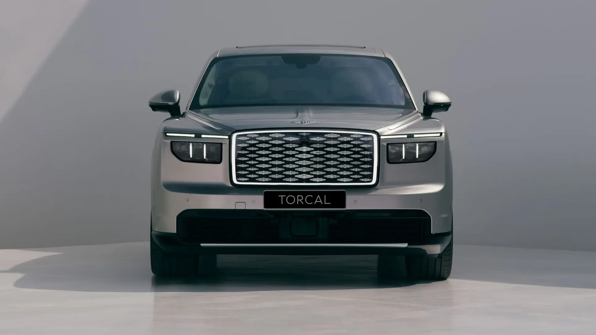 نمای جلوی خودروی لوکس بنتلی تورکال (Bentley Torcal) با جلوپنجره بزرگ