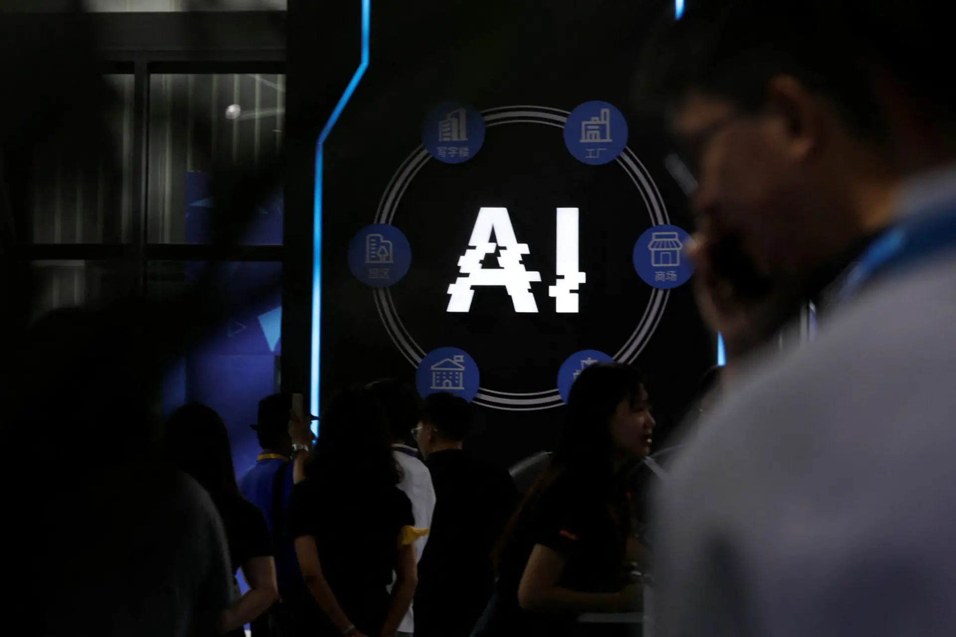 نمایشگر بزرگ با نماد هوش مصنوعی (AI) در میان جمعیت بازدیدکنندگان