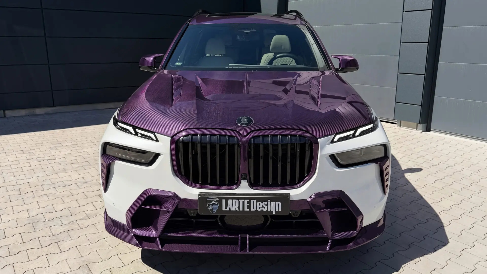 خودرو BMW X7 با بدنه فیبر کربنی بنفش و سفید