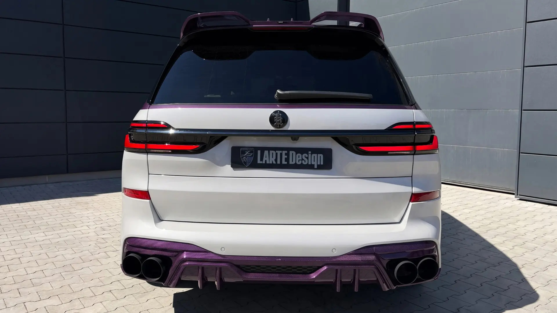 بخش عقب خودروی BMW X7 با پکیج بدنه کربنی و طراحی لارته