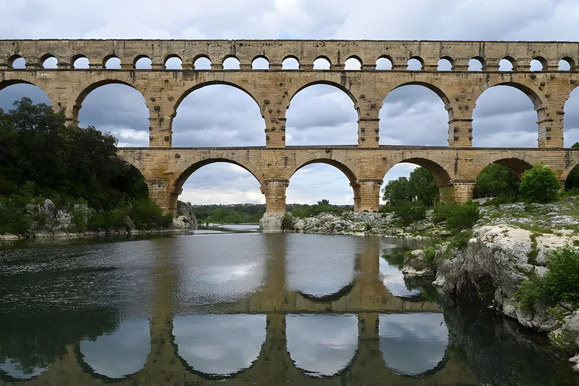 پل aqueduct (Aqueduct) باستانی ساخته شده از سنگ بر فراز رودخانه