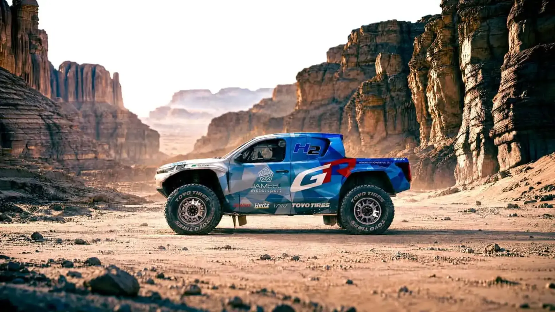 خودروی تویوتا هایلوکس (Toyota Hilux) مدل هیدروژنی در بیابان شنزای عربستان
