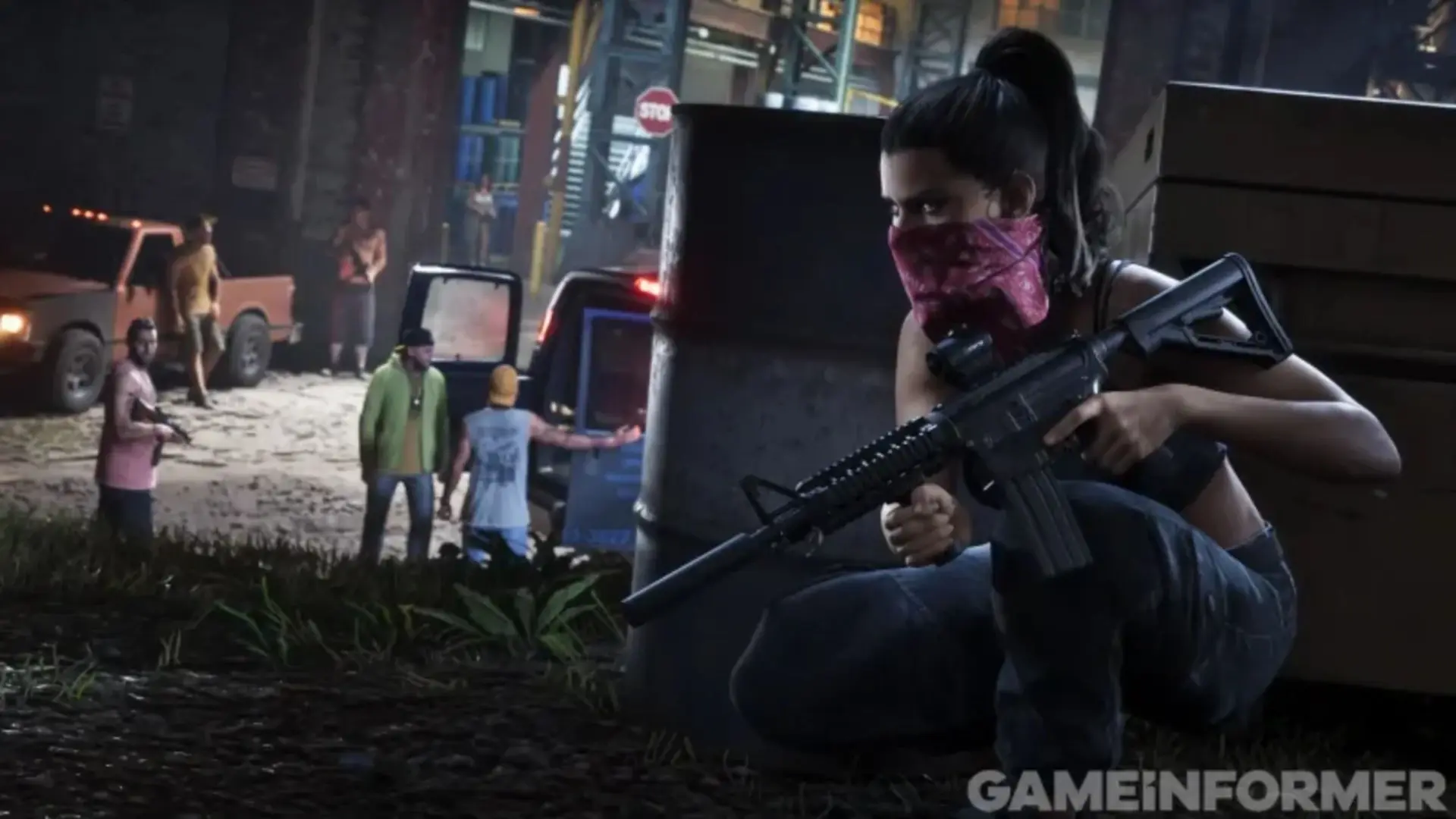 زن مسلح در محیط شهری بازی GTA 6 با تفنگ خود در حال کمین کردن است