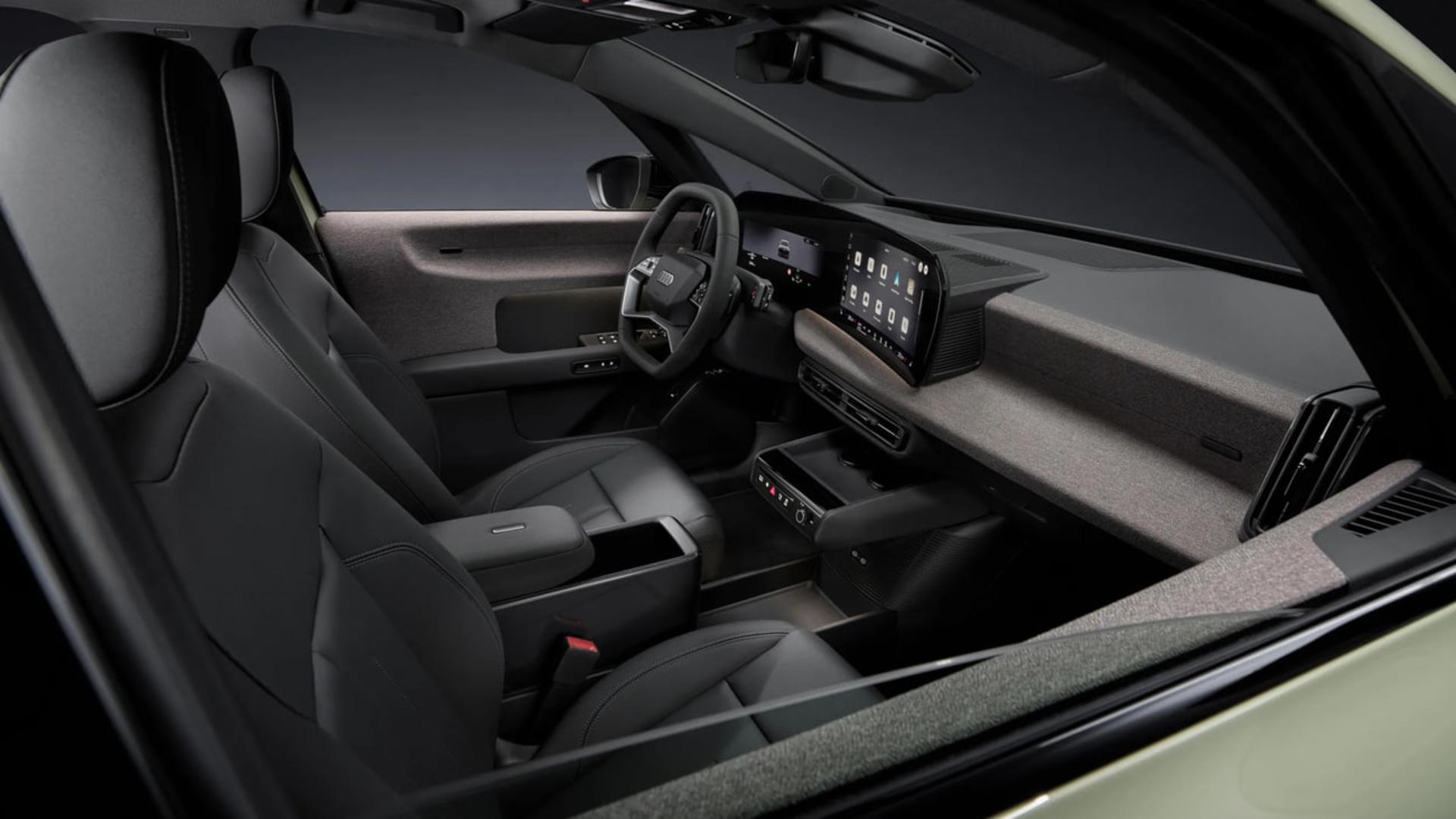 کابین مدرن و دیجیتال خودروی آئودی (Audi) با صندلی‌های چرمی مشکی