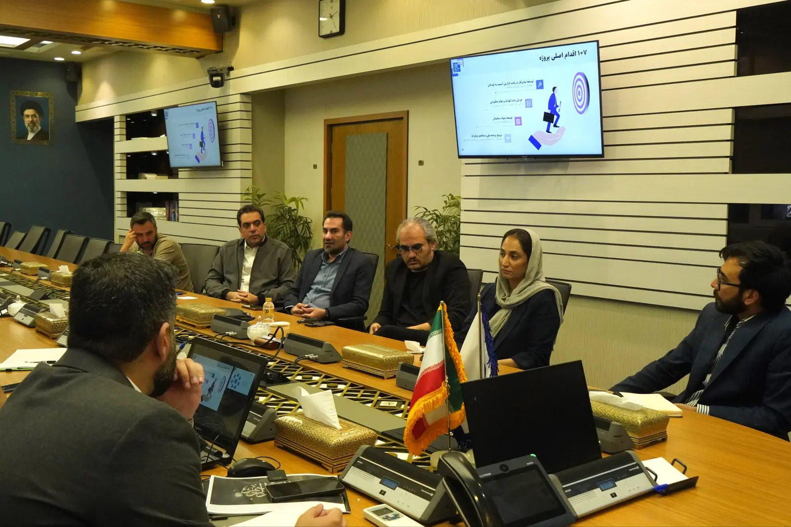 گروهی از مدیران در حال برگزاری جلسه بررسی ۱۰۷ اقدام اصلی پروژه