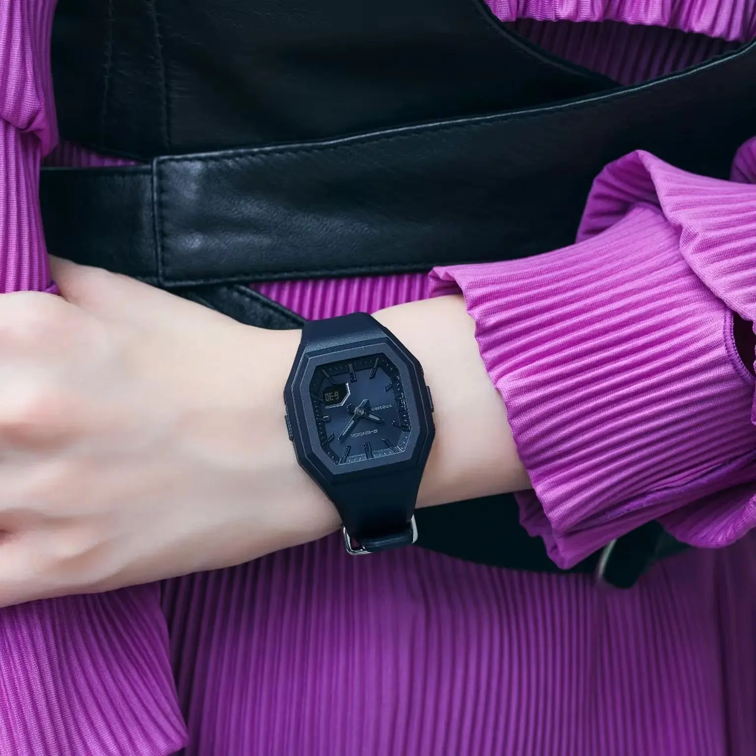 ساعت مچی مشکی کاسیو (Casio) مدل GMA-S160 روی مچ دست زن