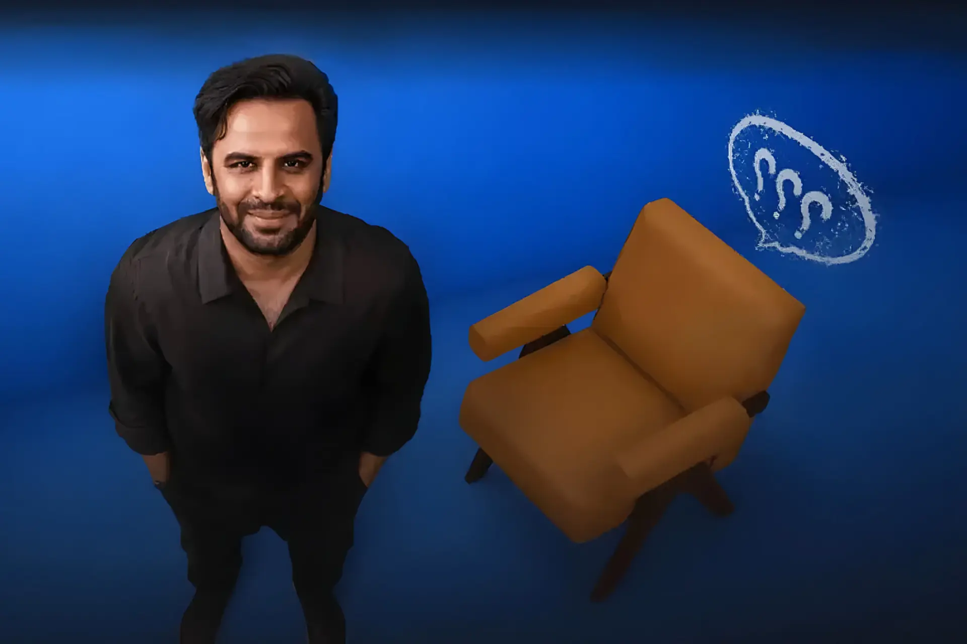 مردی در کنار یک صندلی تک‌نفره با علامت سوال