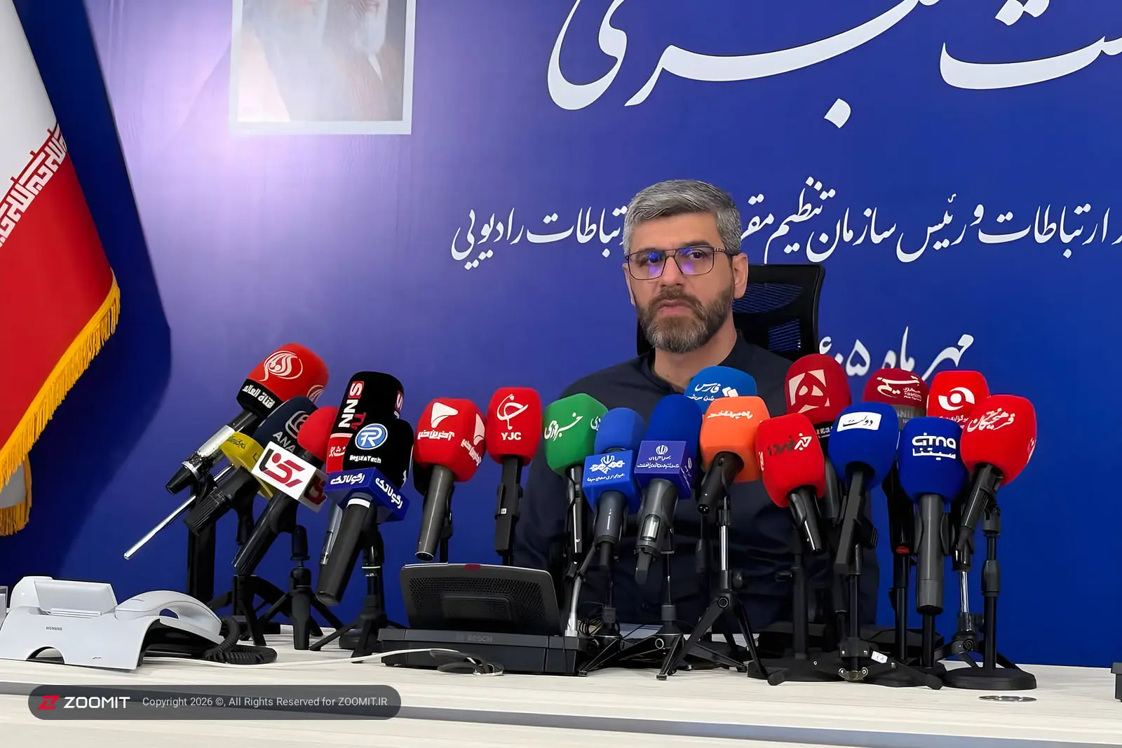 رئیس سازمان تنظیم مقررات و ارتباطات رادیویی پشت میز کنفرانس خبری