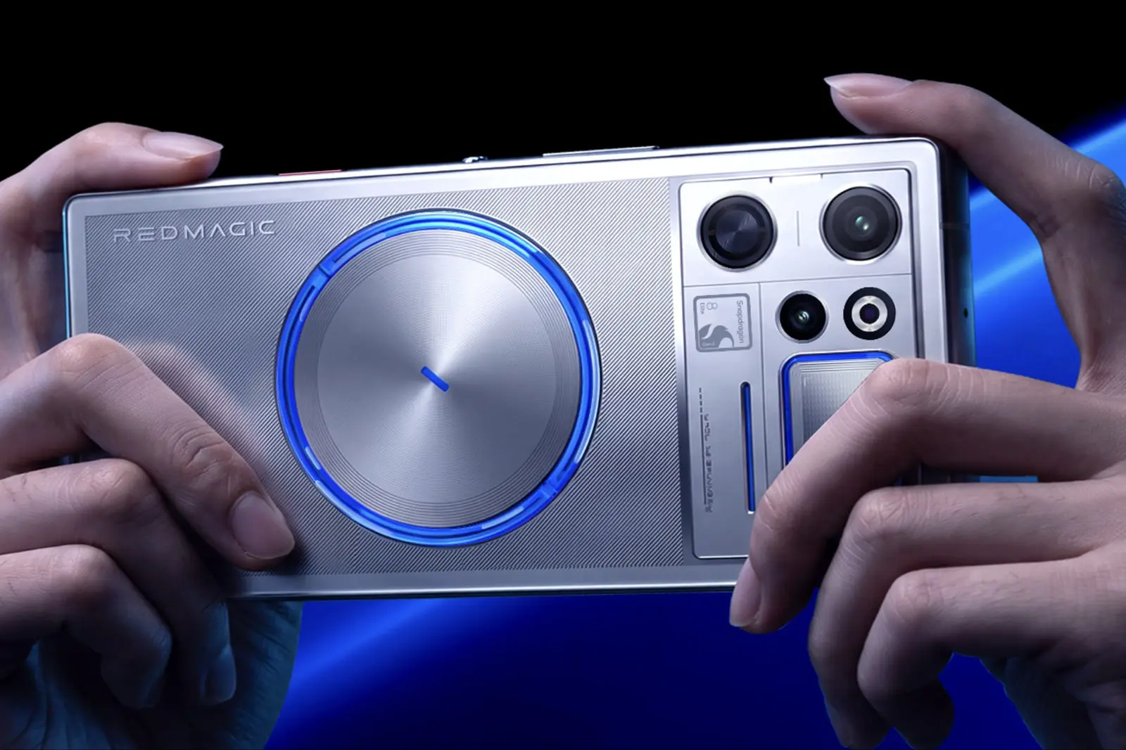گوشی گیمینگ ردمجیک ۱۲ پرو پلاس با پنل دایره‌ای در پشت
