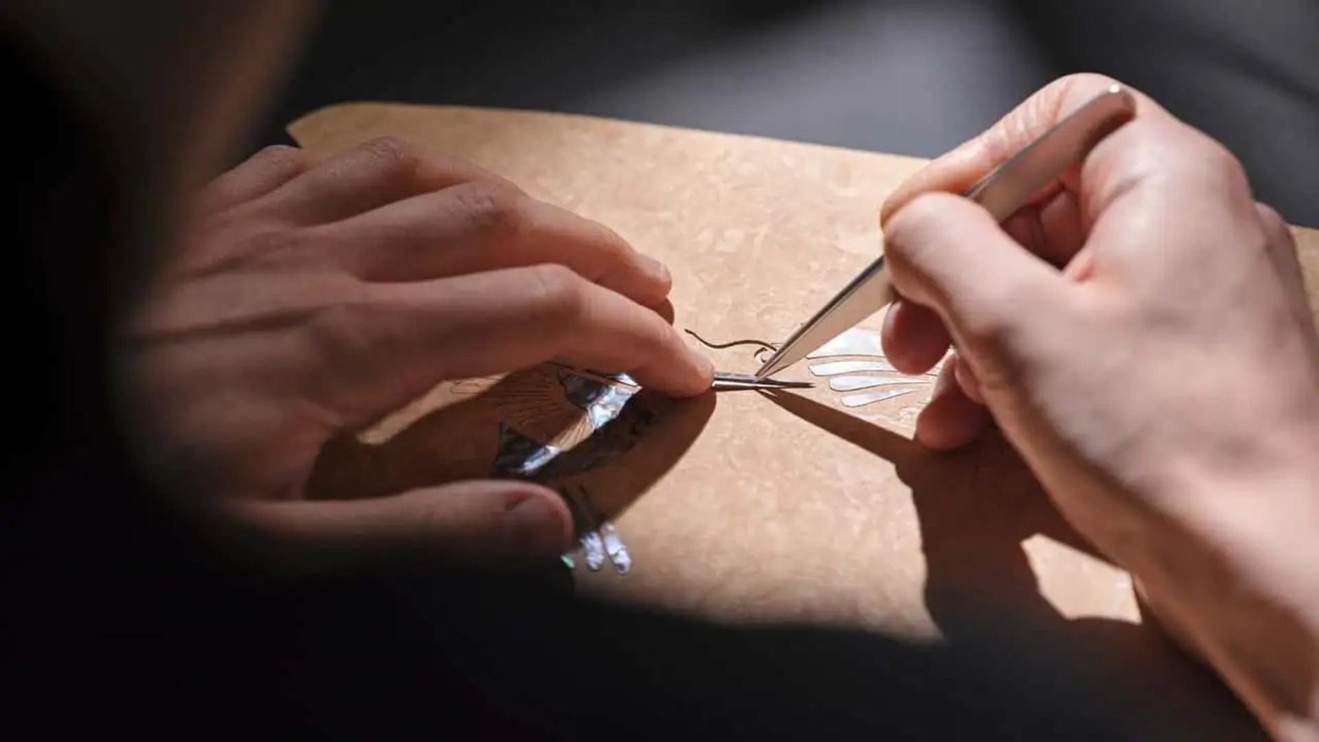 طراحی دستی طرح بدنه یک خودرو لوکس روی کاغذ با قلم و ابزار ظریف