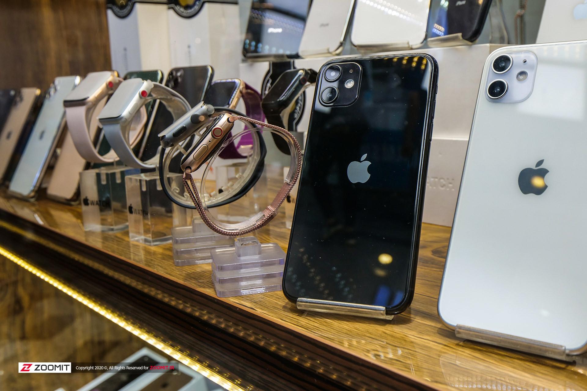 گوشی‌های آیفون (iPhone) و ساعت‌های اپل واچ (Apple Watch) در ویترین فروشگاه