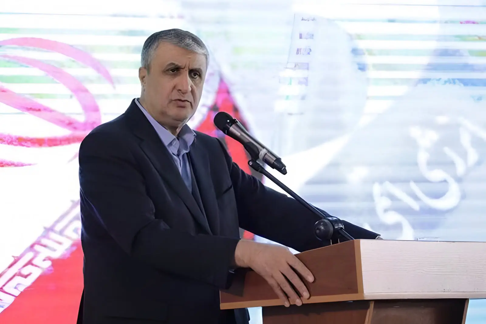 رئیس سازمان انرژی اتمی (Mohammad Eslami) پشت تریبون در حال سخنرانی