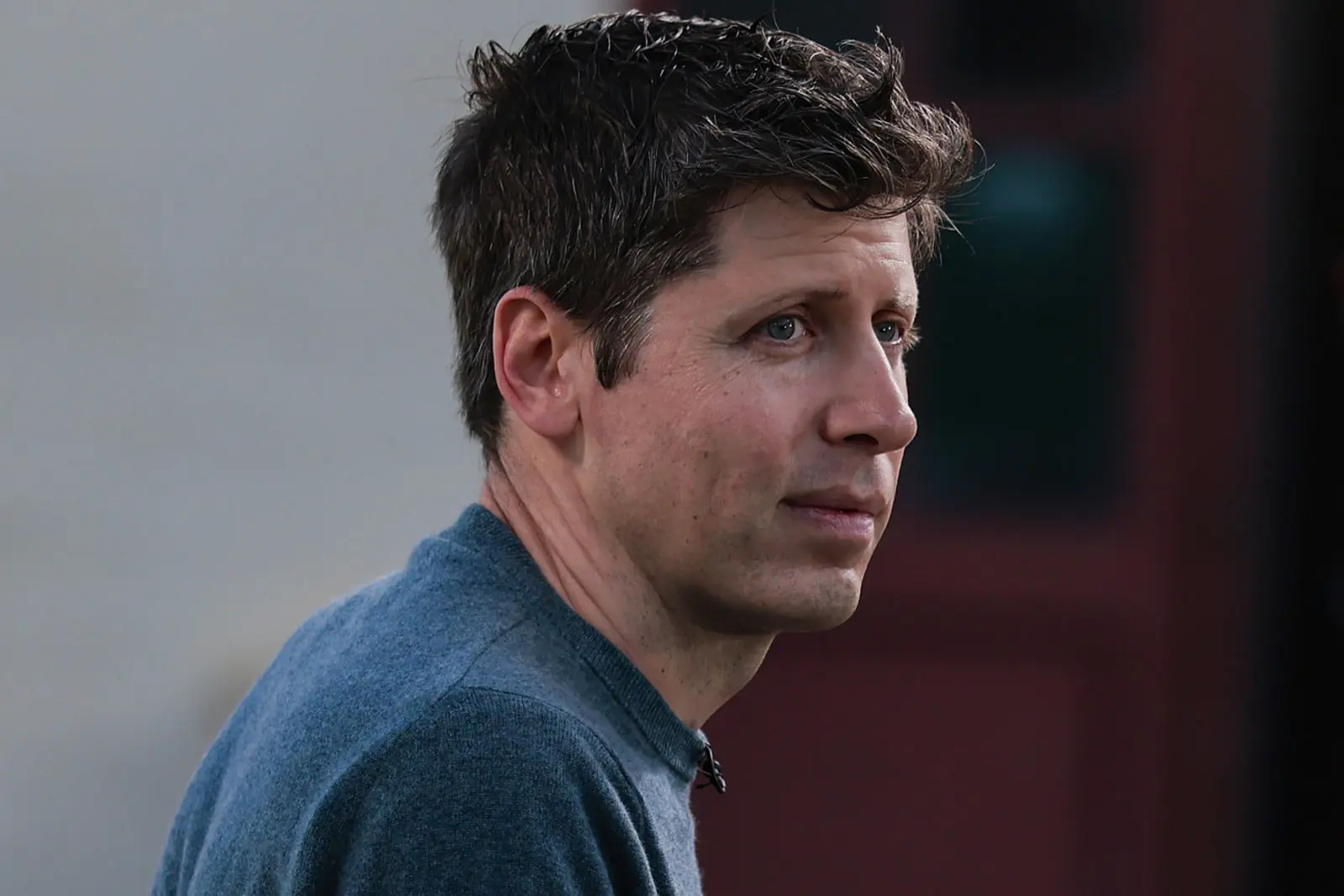 سم آلتمن (Sam Altman) با نگاهی جدی به سمت راست