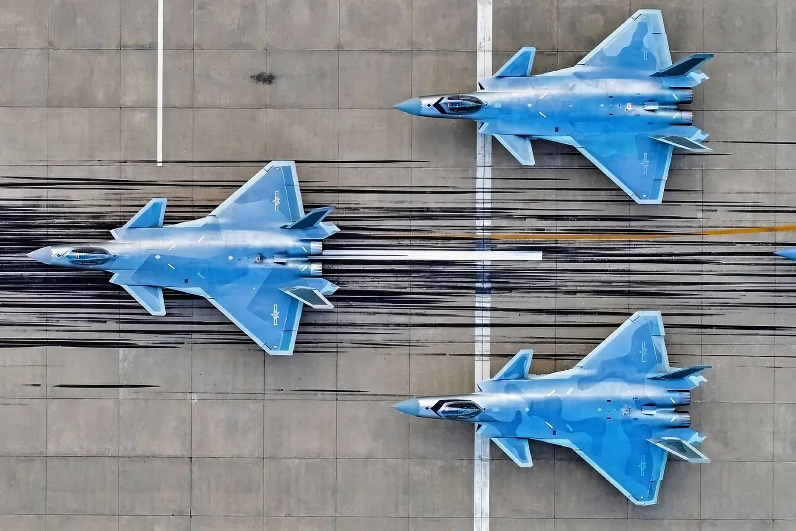 جنگنده‌های نسل پنجم J-20S (J-20S) چین در حال حرکت روی باند فرودگاه