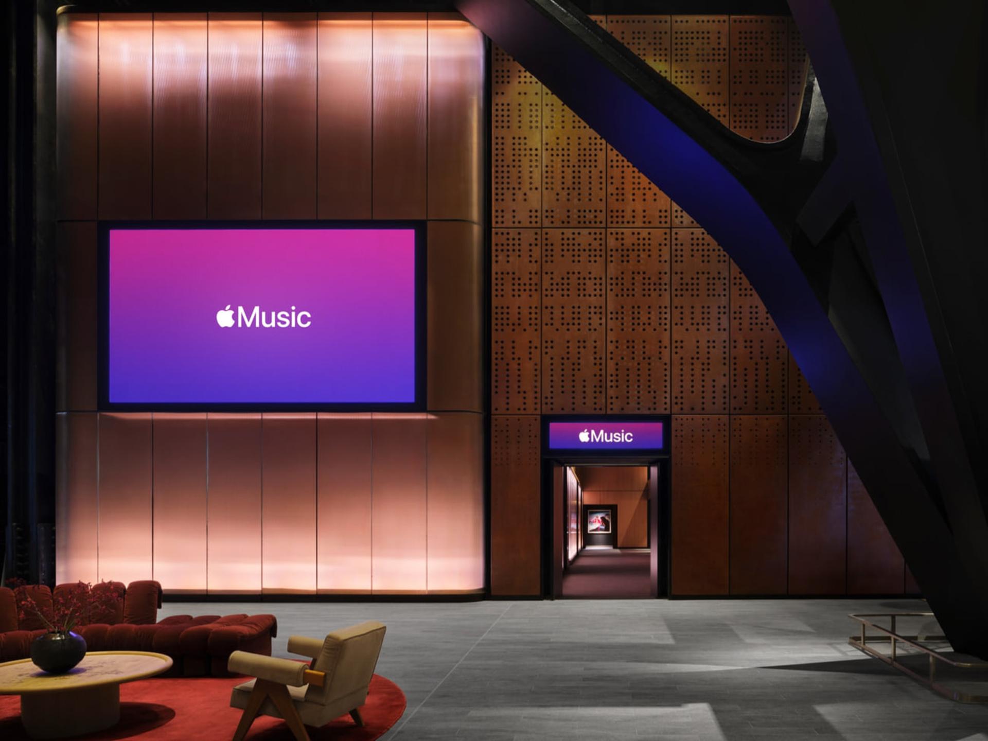 فضای پذیرایی و نمایشگر بزرگ اپل موزیک (Apple Music) در سالن لندن