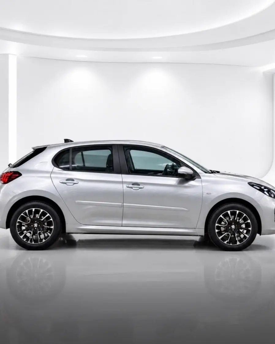 نمای جانبی خودروی پژو ۲۰۷ (Peugeot 207) الیت با رنگ نقره‌ای
