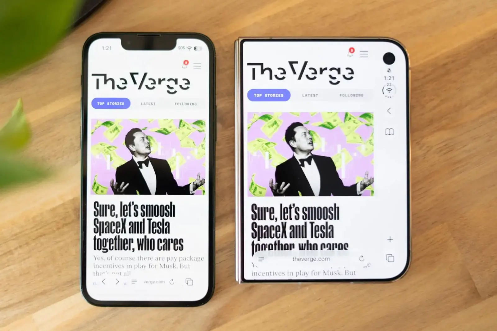 نمایش وب‌سایت The Verge در دو گوشی هوشمند آیفون دوئو و ۱۳ مینی