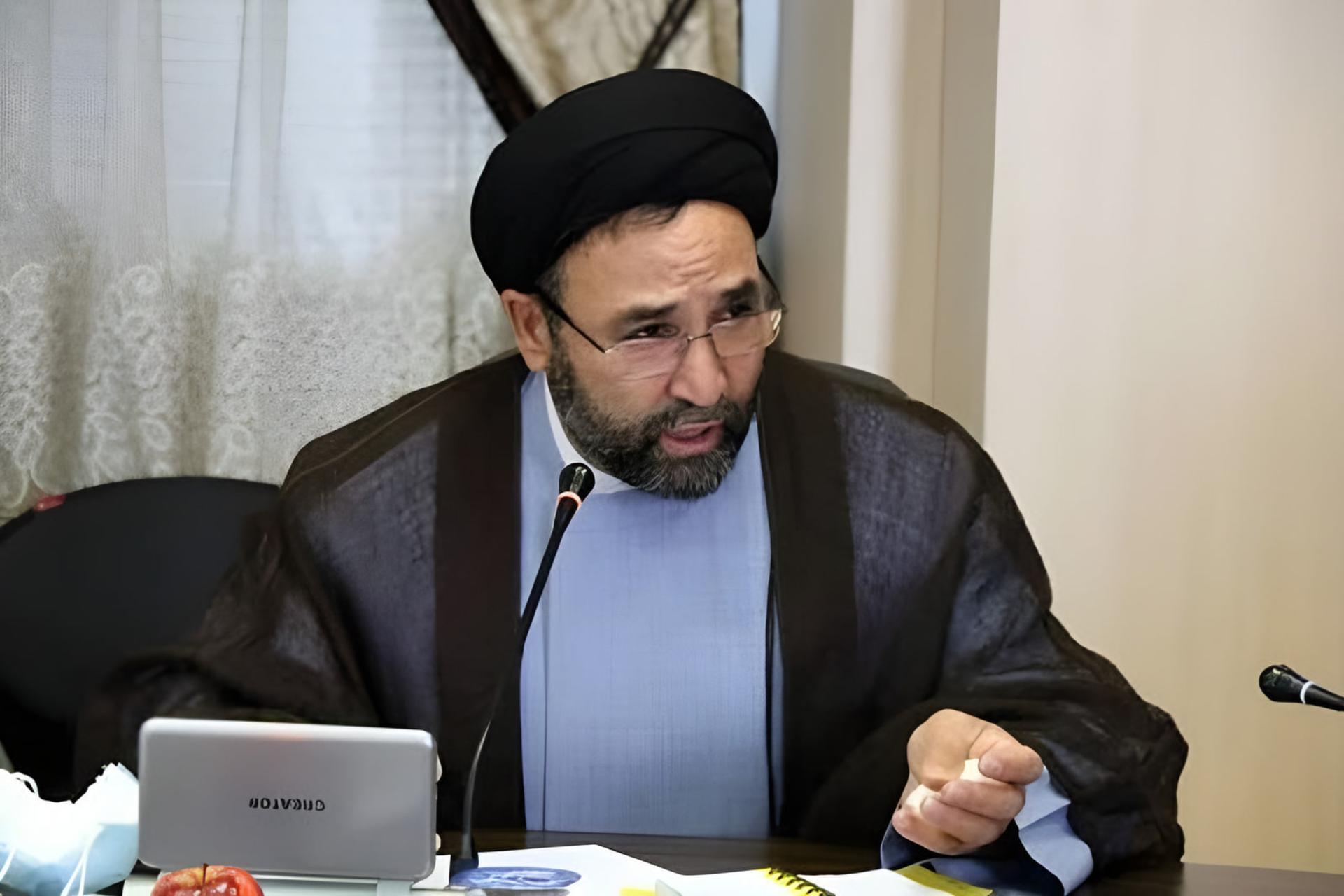 نماینده مجلس در حال صحبت درباره امکان واردات موبایل از مسیرهای زمینی و ریلی