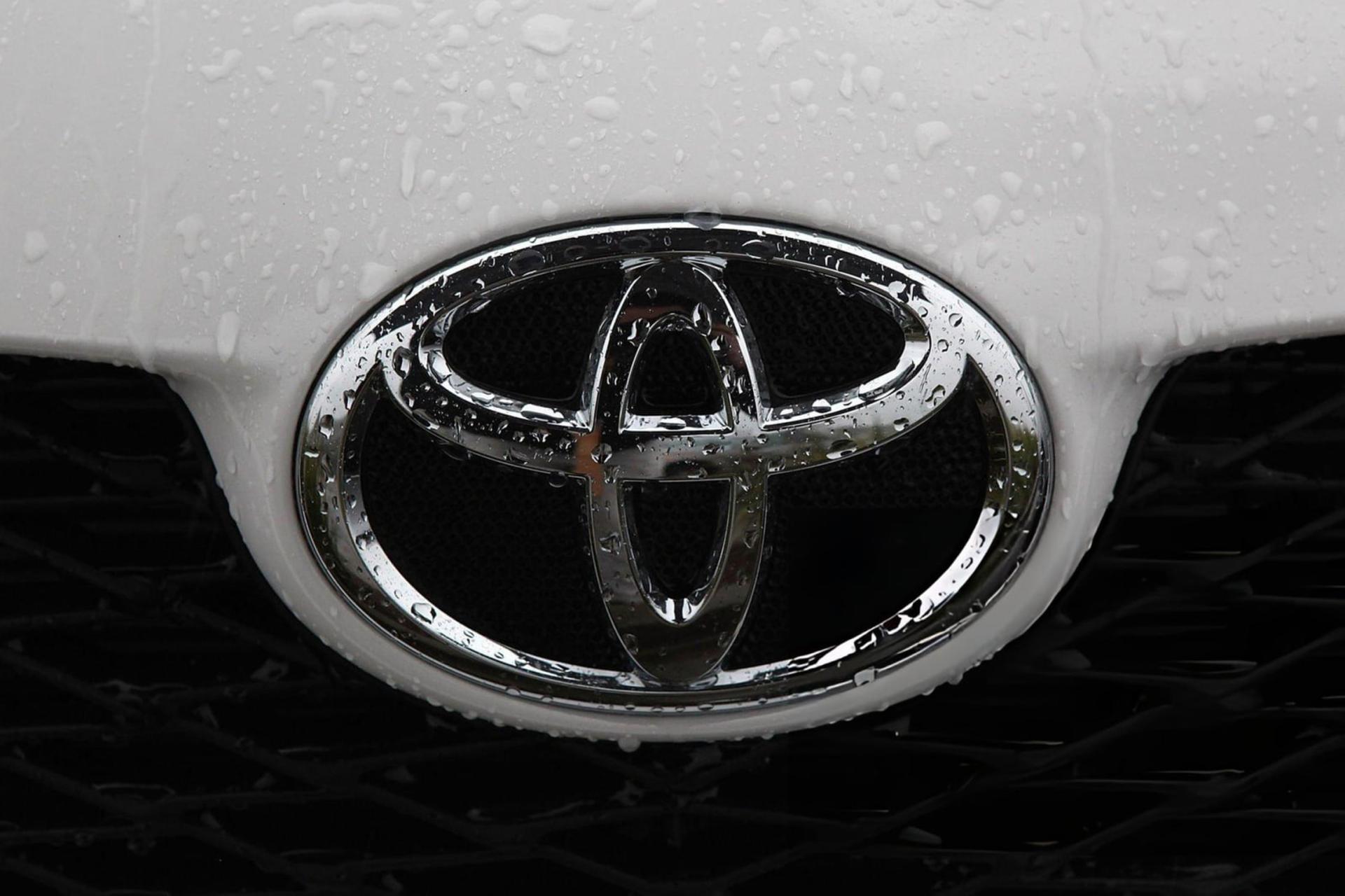 لوگو تویوتا / Toyota روی جلو خودرو زیر باران