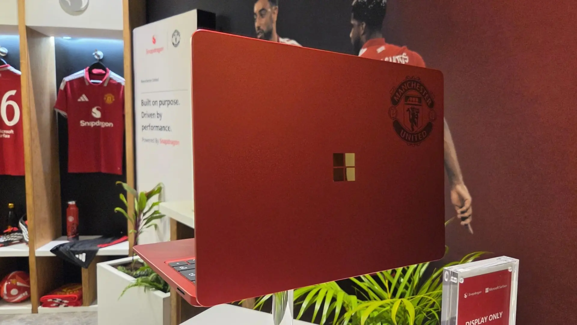 لپ‌تاپ سرفیس (Surface Laptop) با بدنه قرمز و لوگوی باشگاه منچستر یونایتد