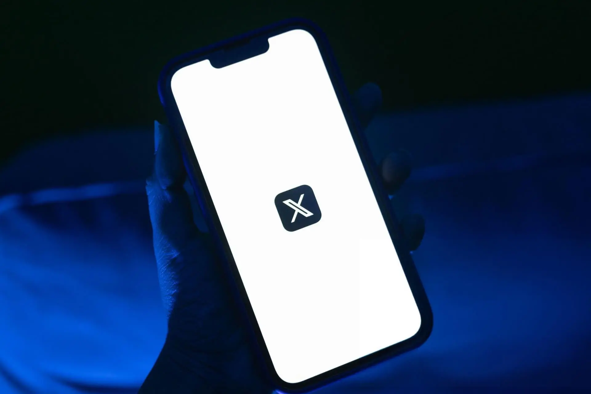 لوگو ایکس کورپ / X Corp توییتر سابق روی آیفون