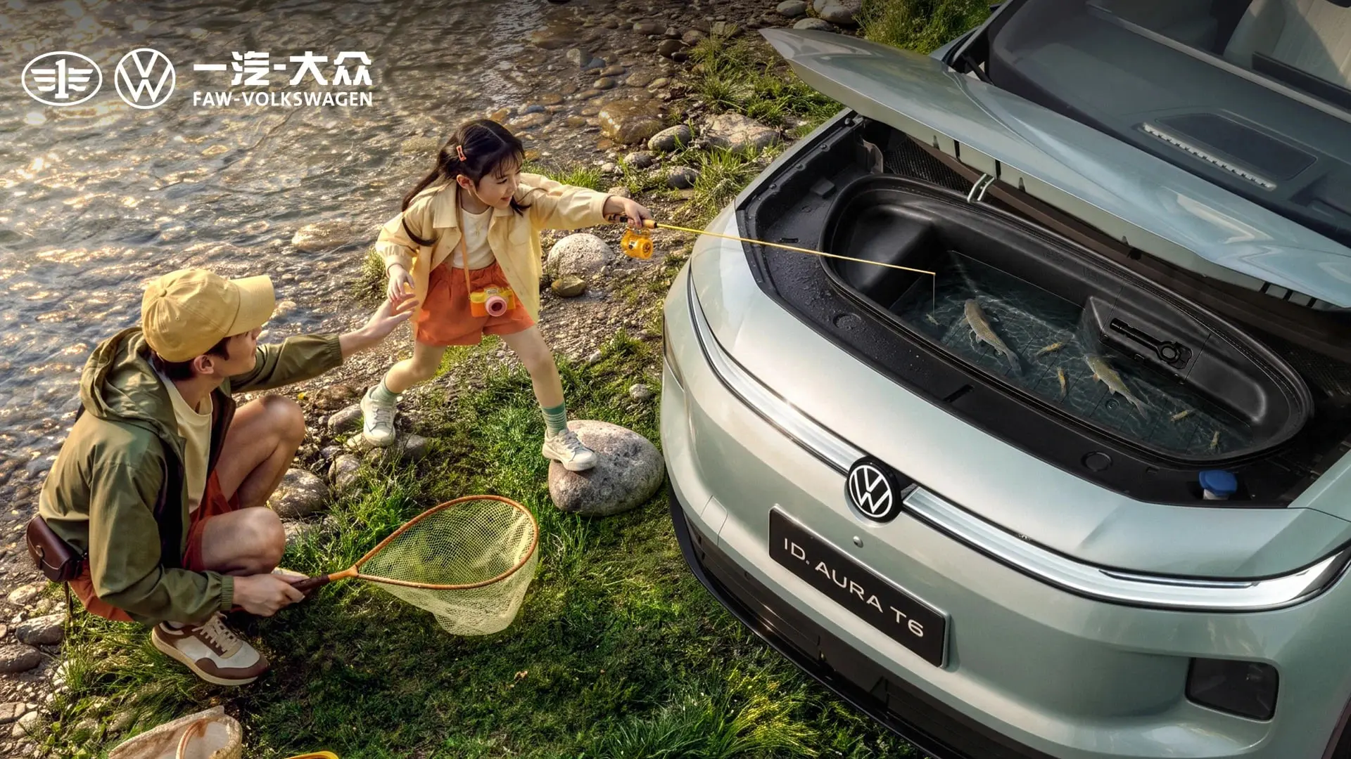 خودروی فولکس‌واگن (Volkswagen) ID. Aura T6 با صندوق عقب پر از ماهی