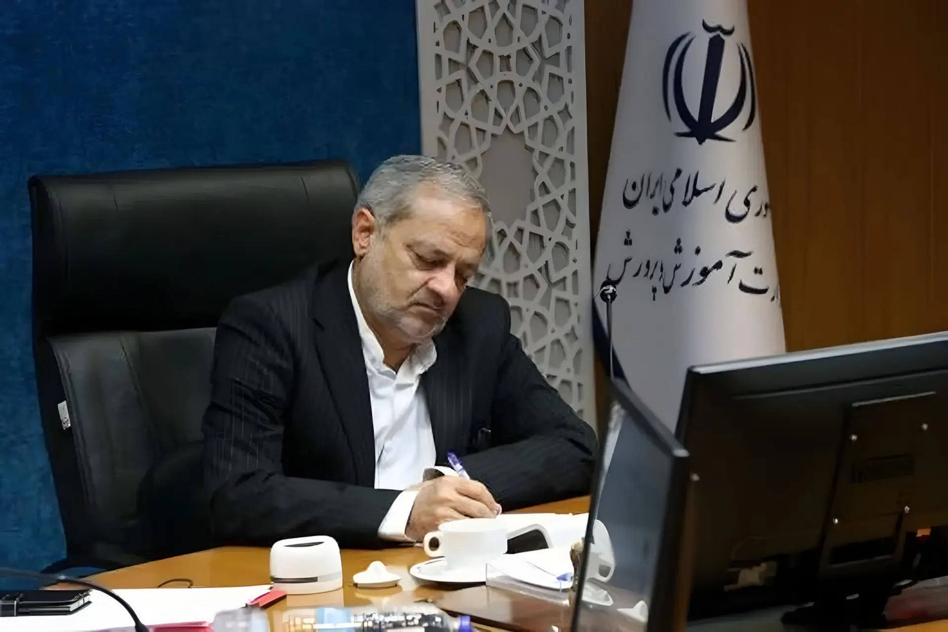 علیرضا کاظمی در حال نوشتن 