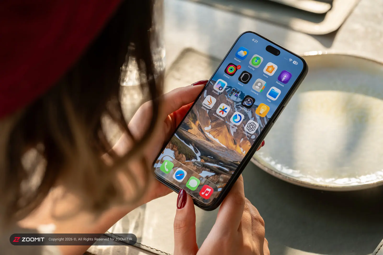 گوشی آیفون ۱۸ پرو مکس (iPhone 18 Pro Max) در دستان یک کاربر