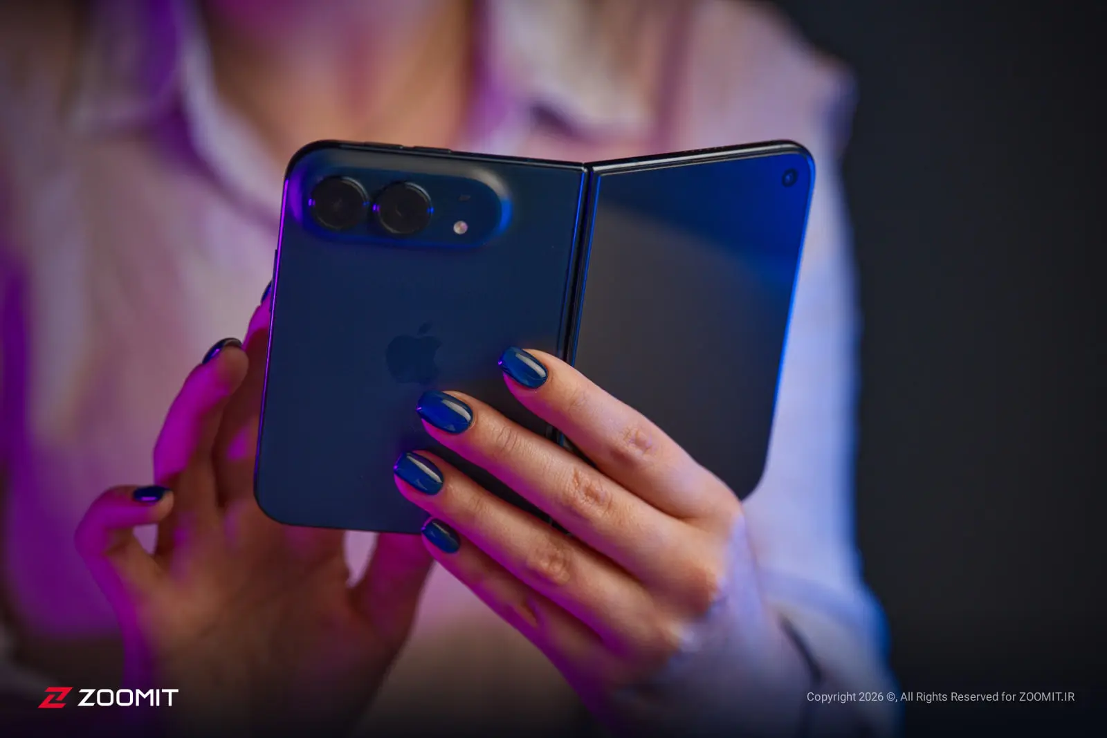 گوشی تاشو آیفون دوئو / iPhone Duo اپل از نمای پشت در دست