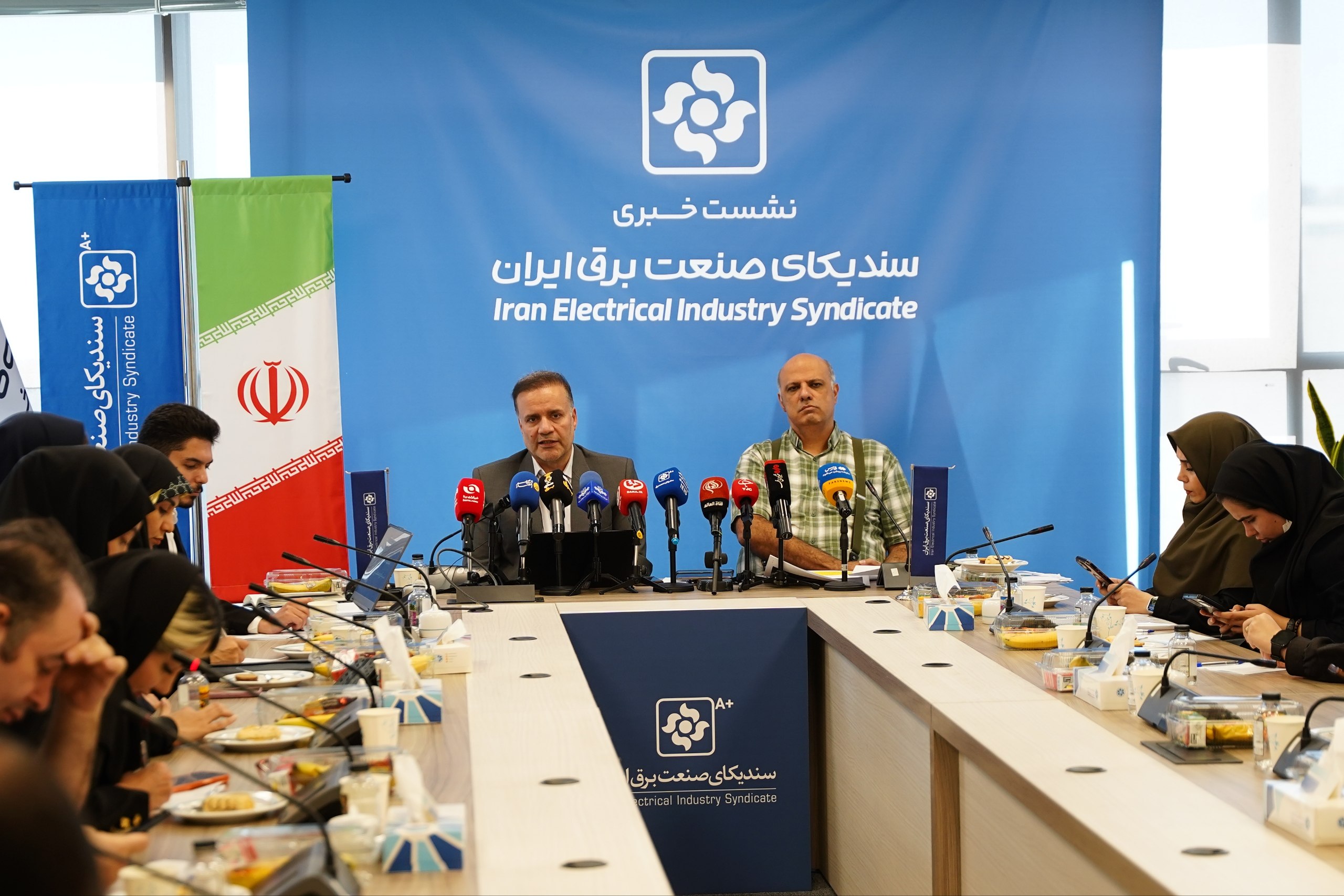 دبیر سندیکای صنعت برق: شبکه برق کشور ظرفیت تامین برق آنتن‌های موبایل در زمان قطعی را ندارد