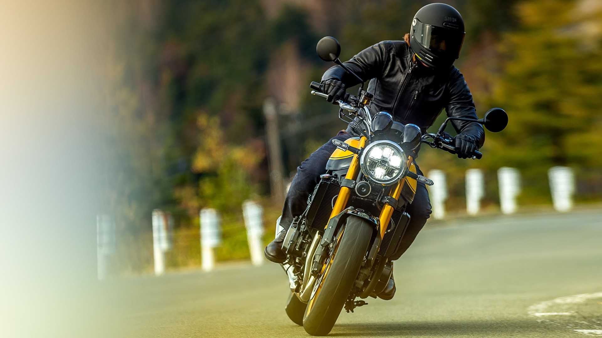 نخستین نگاه به موتورسیکلت Kawasaki Z900RS 2026: تکامل یافته با حال‌وهوای کلاسیک