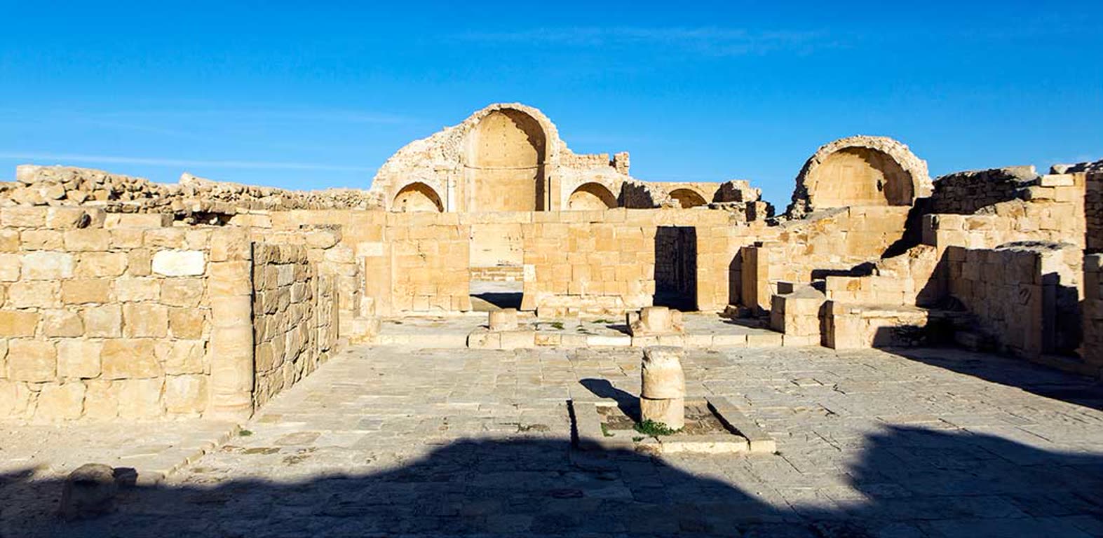 دو عکس ۹۰ ساله راز یک سنت تدفین عجیب در کلیسای بیزانسی را آشکار کردند