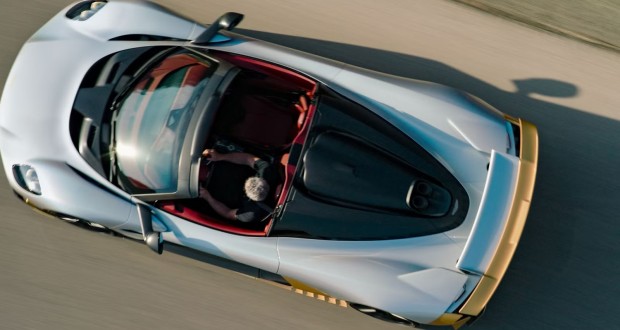 استون مارتین والهالا اسپایدر رسما با سقف متحرک و موتور V8 قدرتمند معرفی شد