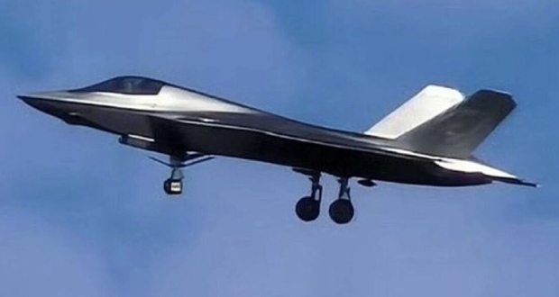 جنگنده رادارگریز J-35 چین با پوشش براق و آینه‌ای در آسمان دیده شد