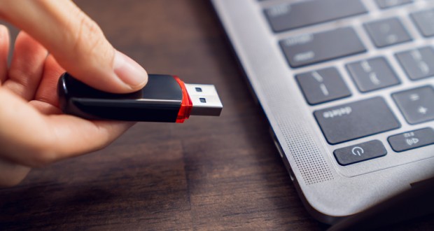 چرا ویندوز پس از جدا کردن فلش USB هم اطلاعات آن را به خاطر می‌سپارد؟