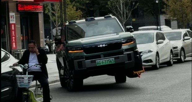قفل چرخ هم حریف فناوری بی‌وای‌دی نمی‌شود؛ BYD Bao 8 روی سه چرخ حرکت کرد