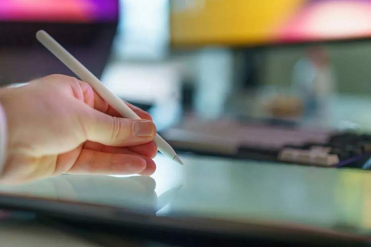 ايتنا - آیفون تاشو اپل و یک قلم مرموز؛ نمایشگر شکننده مانع اصلی است