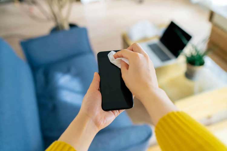 ايتنا - هرگز این مواد را برای تمیز کردن گوشی استفاده نکنید؛ ممکن است نمایشگر را خراب کنید