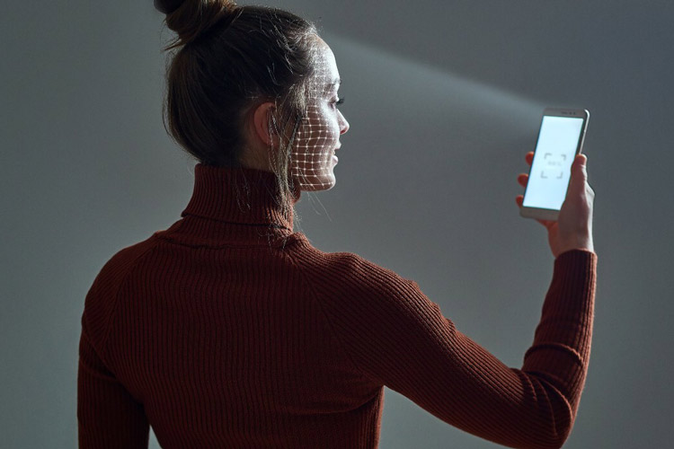 ايتنا - Face ID آیفون در برابر تشخیص چهره اندروید؛ تفاوت امنیت این دو فناوری چیست؟