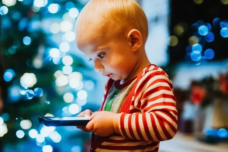 ايتنا - آیفون برای کودکان امن‌تر شد؛ قابلیت جدید «درخواست مرور» چه کاری انجام می‌دهد؟