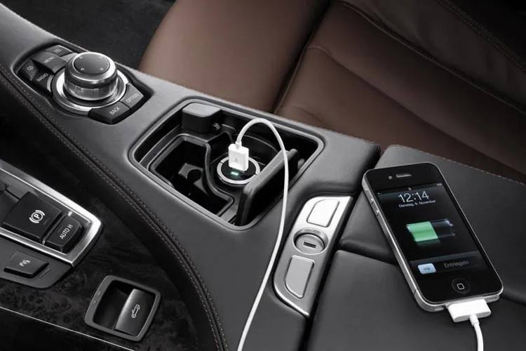 ايتنا - چرا پورت USB خودرو گوشی را این‌قدر کند شارژ می‌کند؟