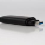 درگاه USB تلویزیون چه کاربردی دارد و چه دستگاه‌هایی را نباید به آن وصل کرد؟