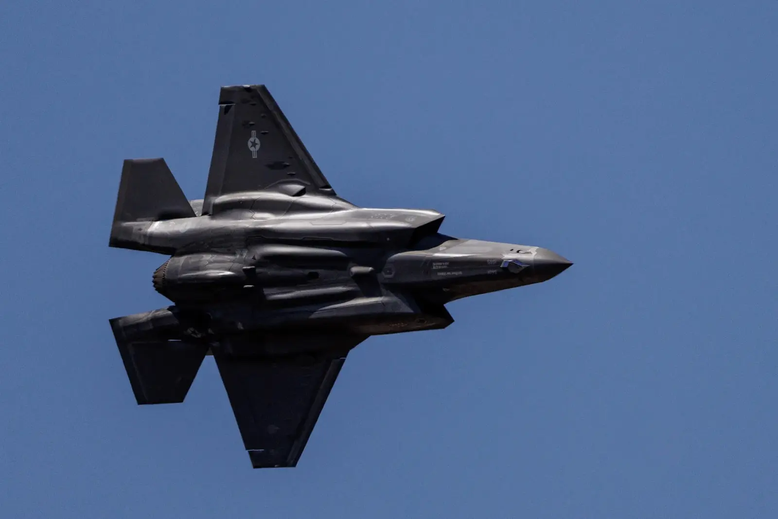 قطعات جنگنده F-35 آمریکا با یک اشتباه باورنکردنی به دست چین افتاد