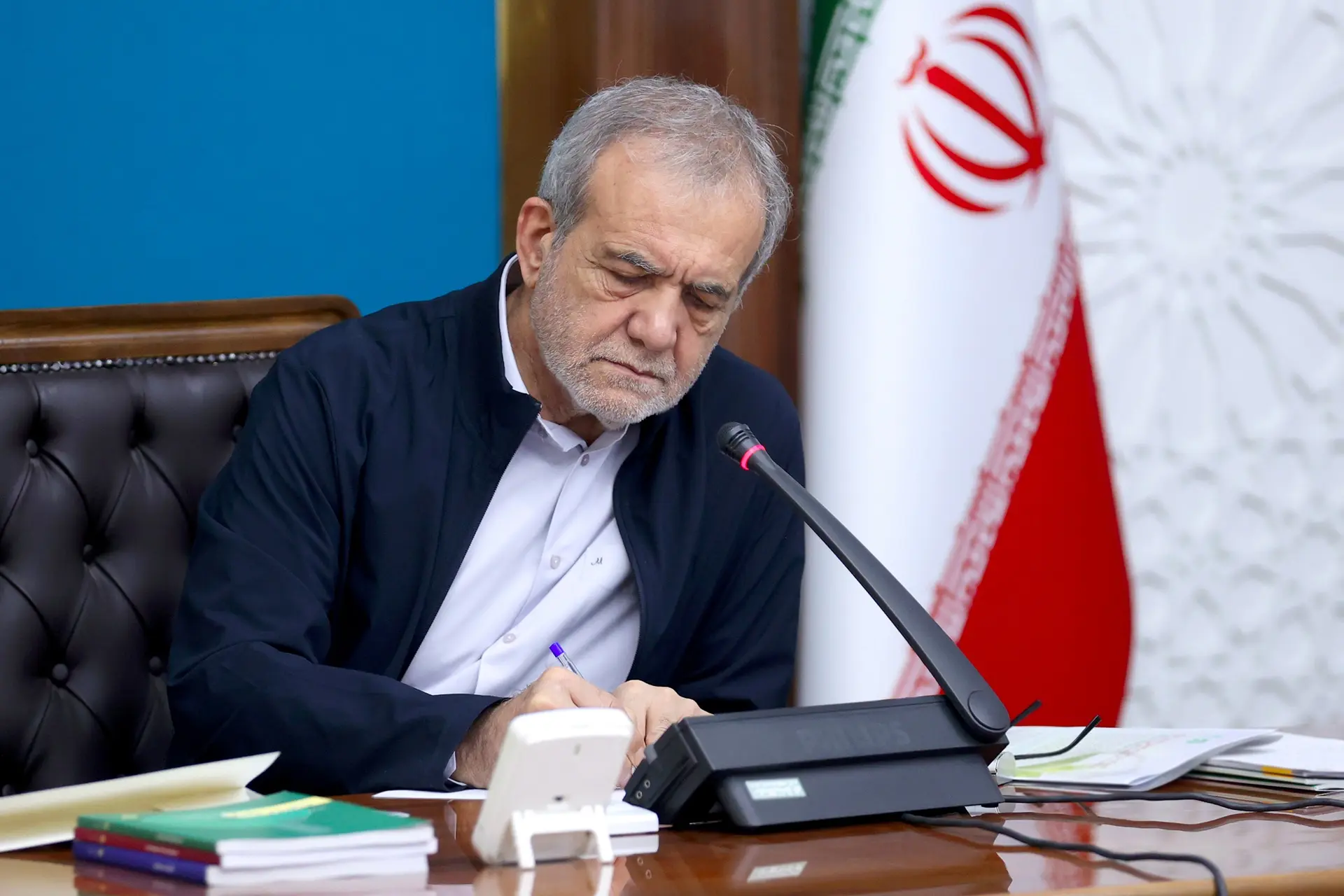 دستور پزشکیان برای کاهش مصرف سوخت؛ اجرای طرح دورکاری و «یک روز بدون خودرو» در دولت