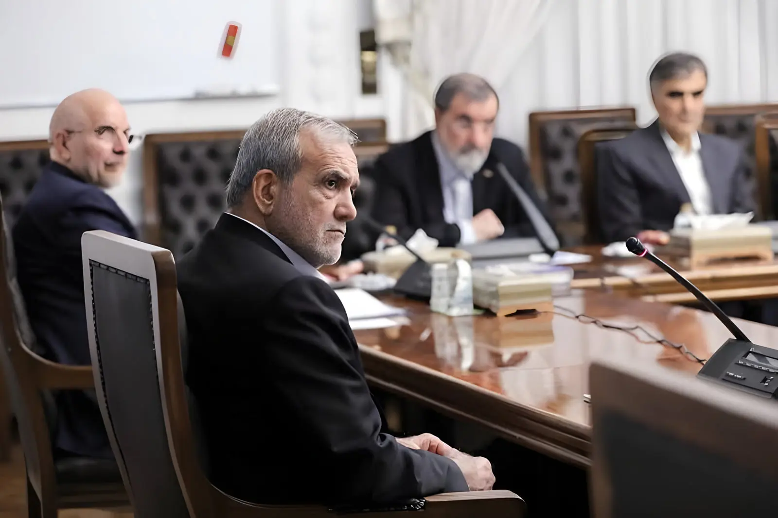یک مصوبه جدید: تعیین میزان حق‌السهم دولت از اپراتورها برای جبران خسارات جنگ/ حقوق ورودی خودرو حداقل ۱۰۰ درصد شد