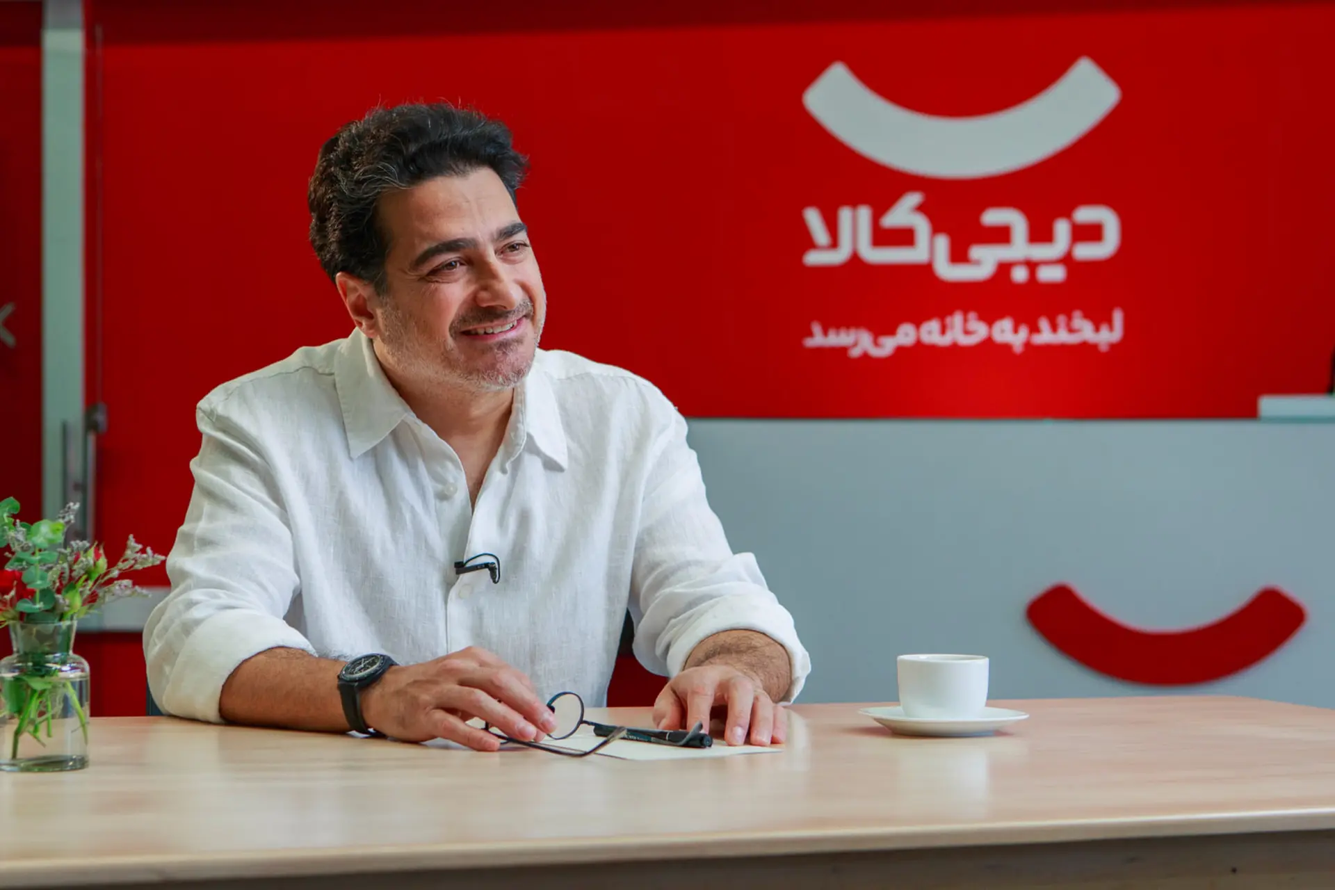 اهدای لپ‌تاپ شخصی همایون شجریان به کمپین «هر جا که تویی»